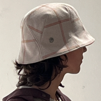Lola is wearing a Le Panache Paris© bucket hat N°117 made in France with Uptown fabric from Gabriel © 100% recyclable polyester.