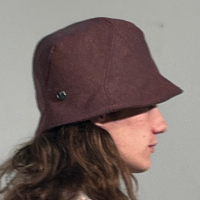 Martin is wearing a Le Panache Paris© bucket hat N°119 made in France with Parcel Loop fabric from Gabriel © 100% recyclable polyester