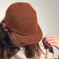 Martin is wearing a Le Panache Paris© cap N°118 made in France with Amaze Loop fabric from Gabriel © 100% recyclable polyester.